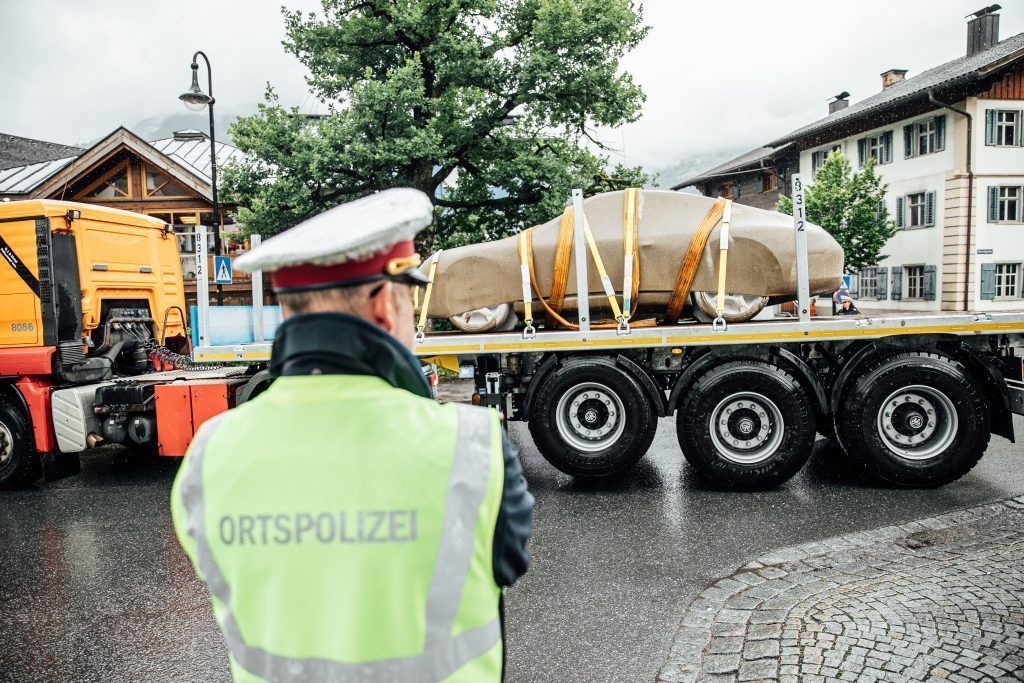 Ein Porsche am Kirchplatz
