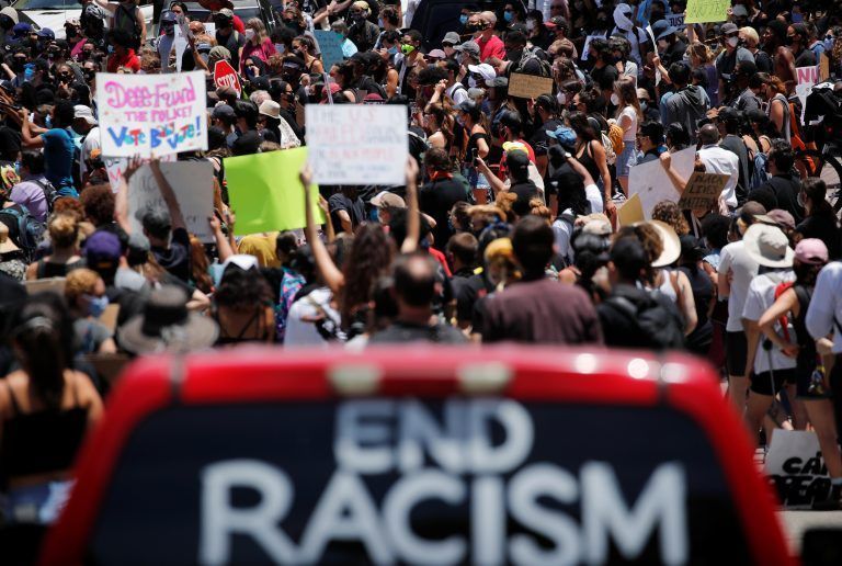 Geballte Wut: Die Proteste in den USA halten weiter an. <span class="copyright">REUTERS/Mike Blake</span>