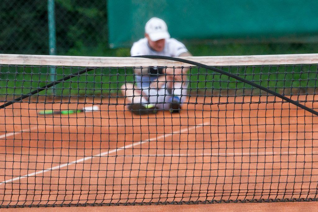 Stromleitung stürzt auf Tennisplatz