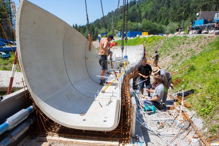 Die Betonwannen werden bereits fertig geliefert und sind nur wenige Zentimeter dick. <span class="copyright">Hartinger</span>