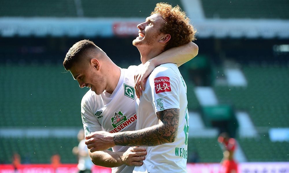 Bremen rettet sich in Relegation