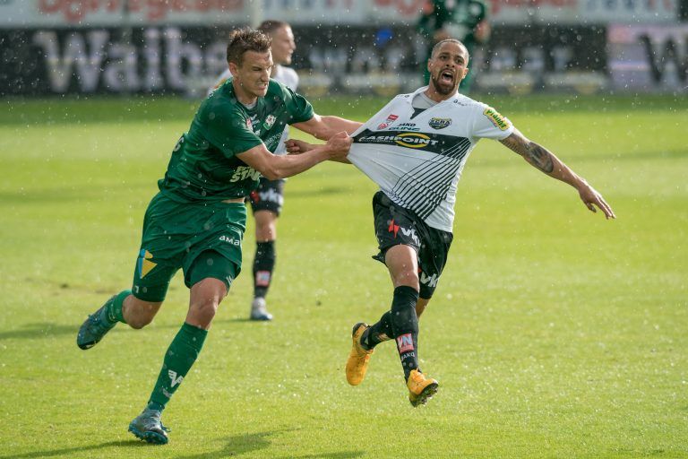 Bei Sidney Sam wurde ein Trikottest durchgeführt. Dafür gab es die Gelbe Karte. <span class="copyright">stiplovsek</span>