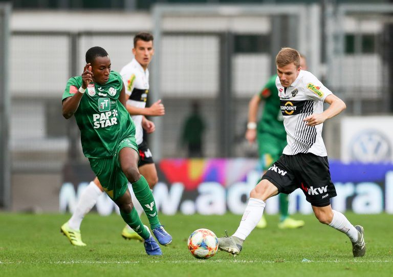 Kelvin Yeboah (l.) im Duell gegen Lars Nussbaumer (r.). <span class="copyright">GEPA</span>