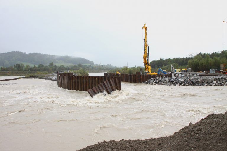 Ein Hochwasser im Jahr 2012 riss Teile der Baustelle weg. <span class="copyright">Stadtwerke</span>