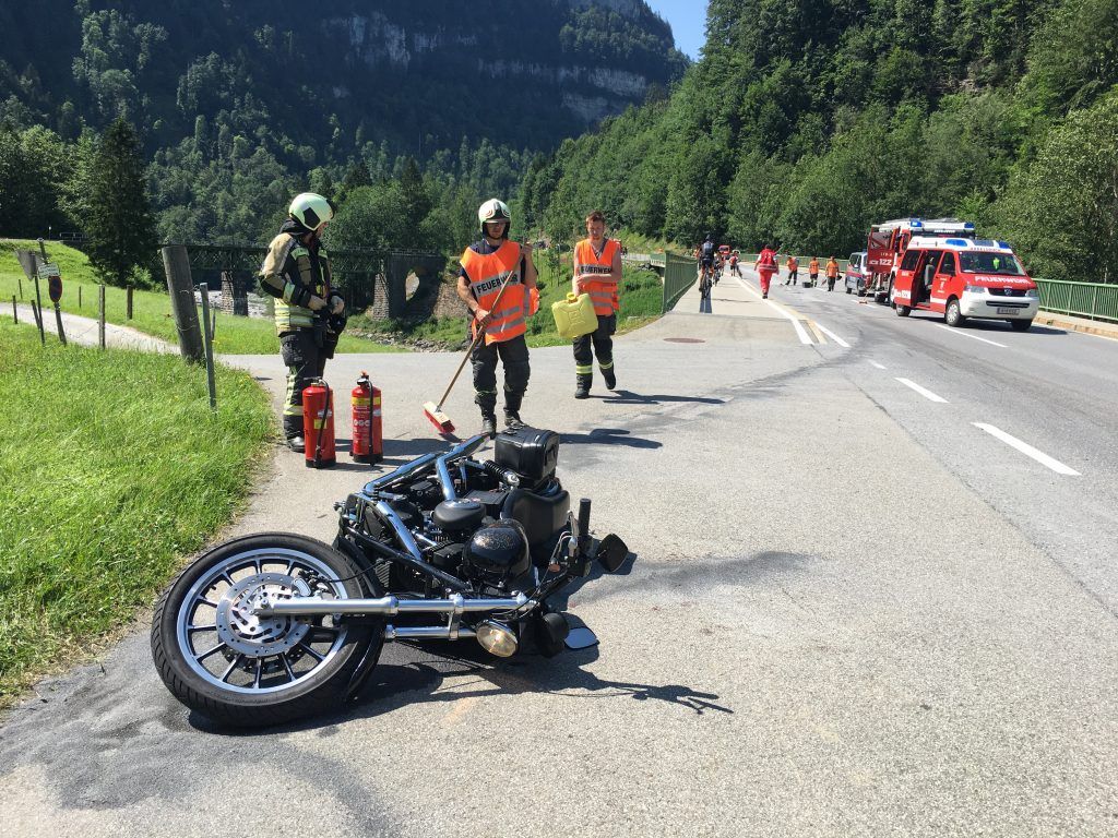Schwerer Motorradunfall auf der L200