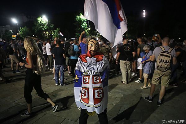 Weiter Proteste vor Parlament in Belgrad