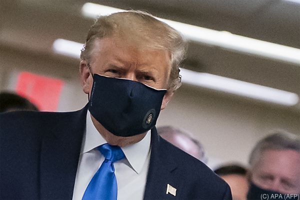 Trump trägt Maske &#8211; Rekord an Neuinfektionen in den USA