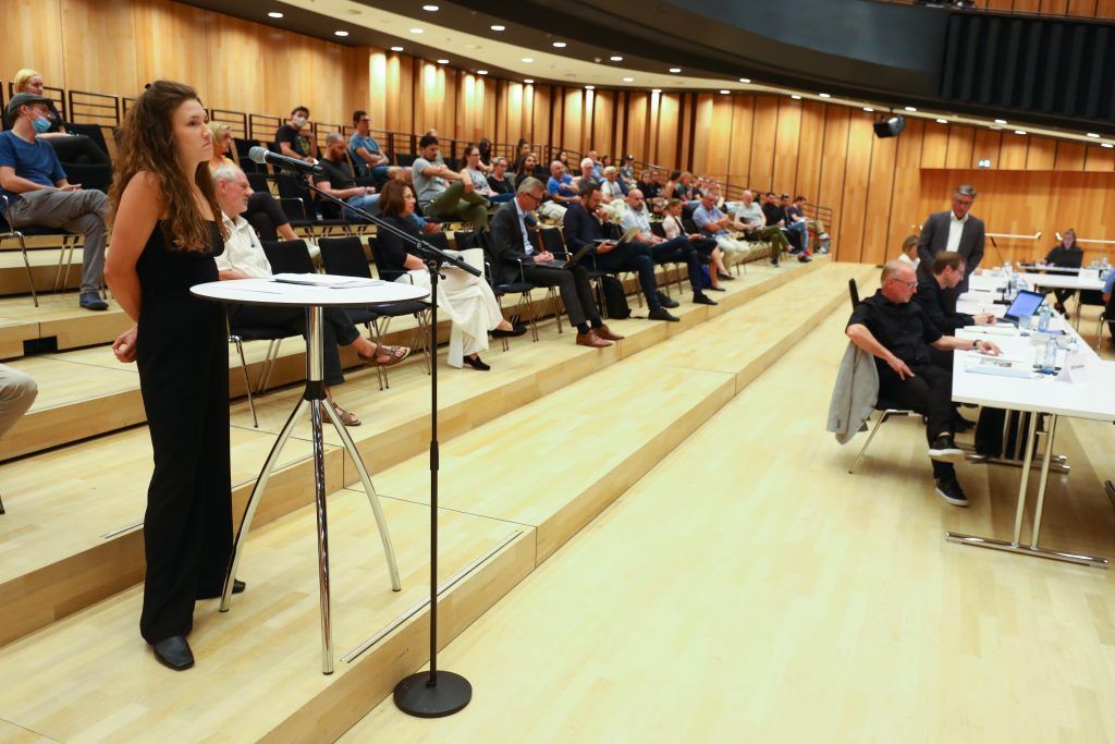 Emotionale Debatte um Jugendstrategie