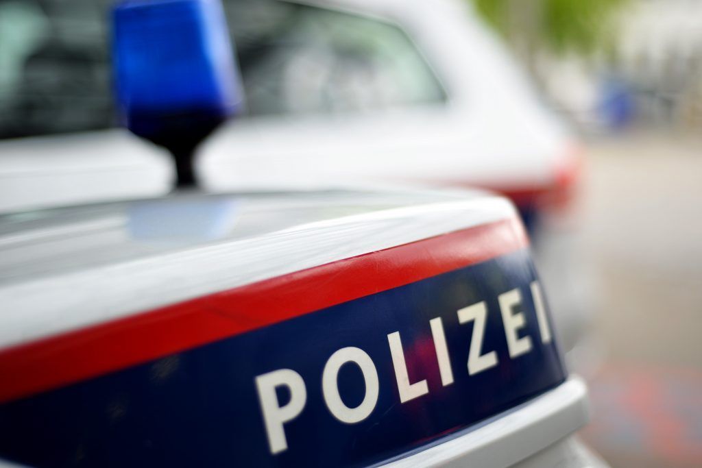 Bregenz: Pkw-Lenker fährt Frau an, schreit sie an und fährt davon