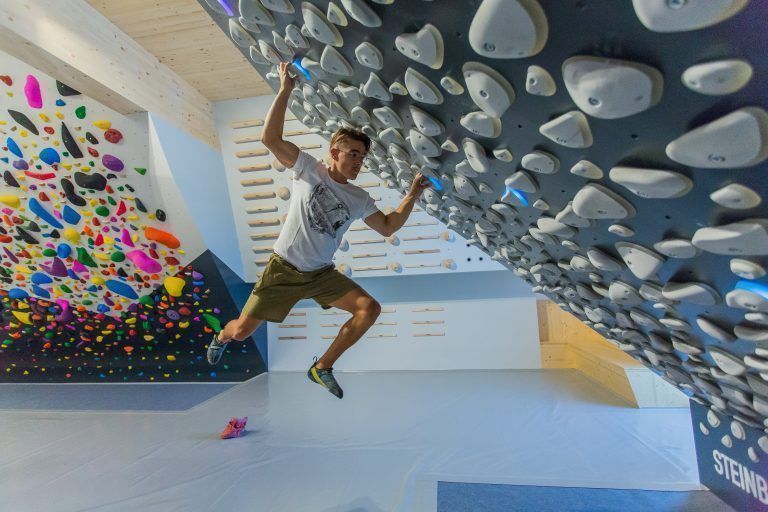 Mario Raffl (oben) vom Steinblock hält sich nur mit seiner Armkraft an den Griffen des Kilter Boards fest. <span class="copyright">steurer</span>
