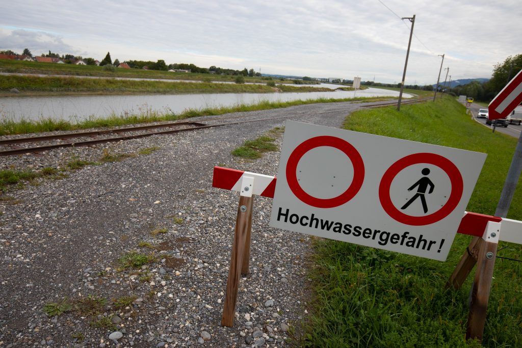Vorsorgliche Wegsperre am Rhein