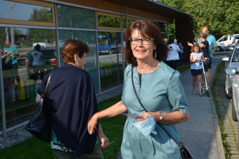 Die Bürgermeisterin auf dem Weg zum Wahllokal.