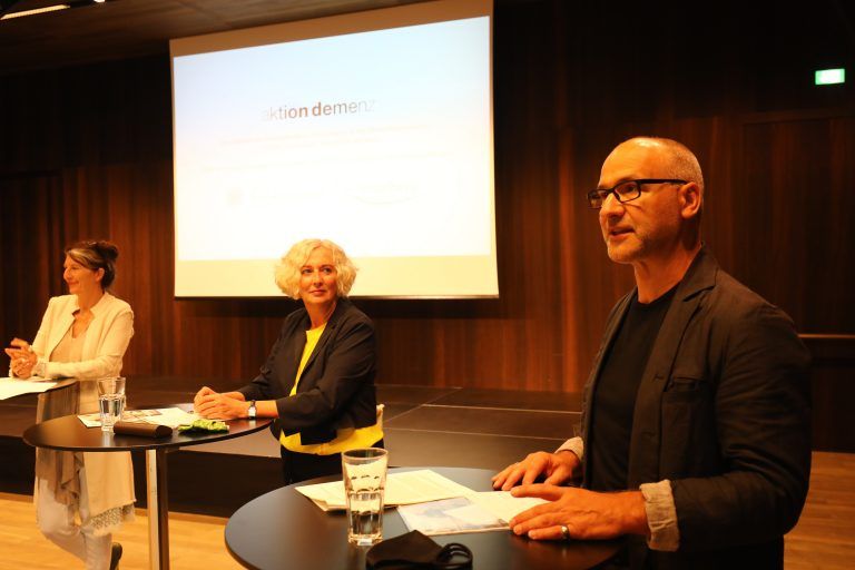 Daniela Egger (Aktion Demenz), Landesrätin Katharina Wiesflecker und Martin Hebenstreit (connexia). <span class="copyright">Klaus Hartinger<span class="copyright"></span></span>