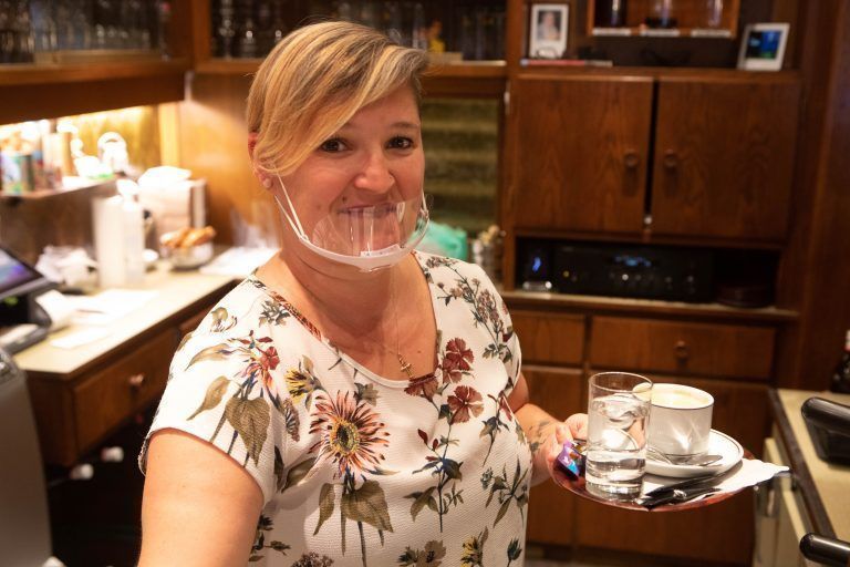 „22 Uhr ist echt sehr früh. Das hat etwas Willkürliches, das man nicht nachvollziehen kann," sagt Michaela Tschanun-Spescha vom Gasthaus Riedmiller. <span class="copyright">Klaus Hartinger</span>