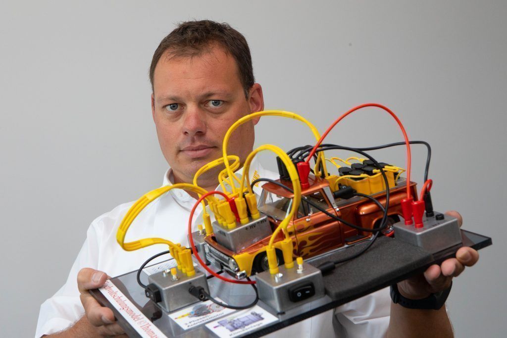 Unter Strom: Herausforderung E-Auto