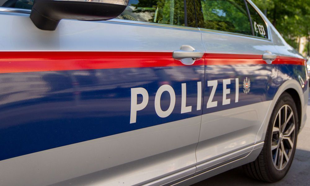 Geisterfahrer stellt Auto auf Mittelstreifen ab