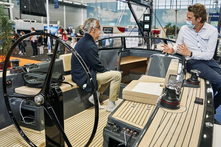 Verkaufsgespräch (r.), Martin Hagen mit der „Boesch“ (l.).<span class="copyright"> Anja Köhler</span><span class="copyright"> </span>
