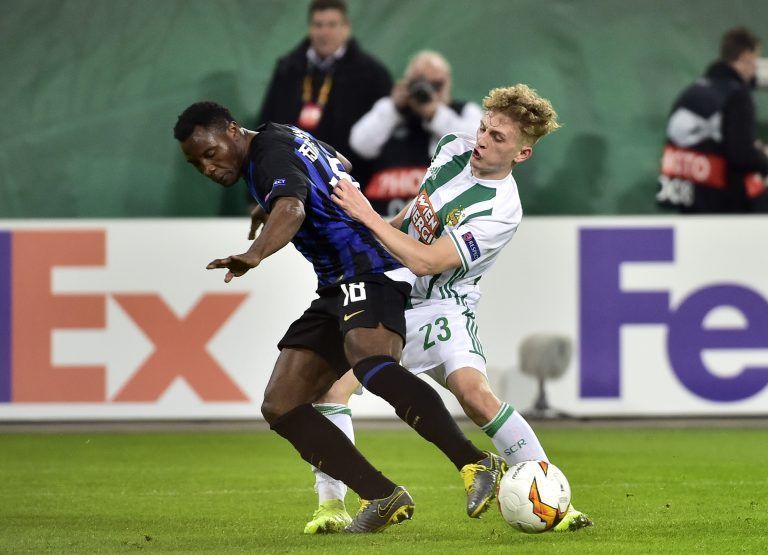 Im Dress des Rekordmeis­ters durfte der Rechtsverteidiger auch in der Europa League gegen Inter Mailand (r.) teilnehmen. <span class="copyright">AP</span>