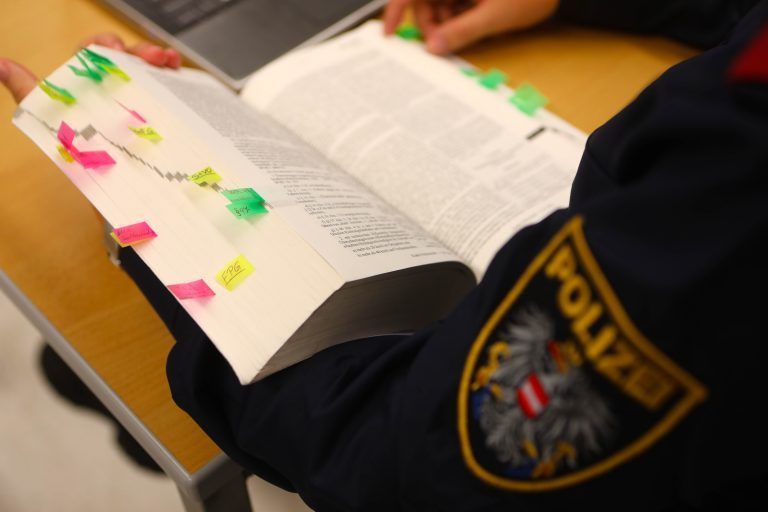 Die Ausbildung zum dienstführenden Beamten dauert neun Monate: Ein halbes Jahr wird in der Schule gepaukt, drei Monate die Praxis geprobt. <span class="copyright">Hartinger</span>
