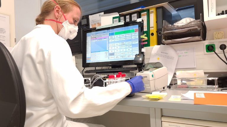 Corona-Tests werden in Krankenhäusern nicht systematisch durchgeführt. <span class="copyright">Karin Nussbaumer</span>