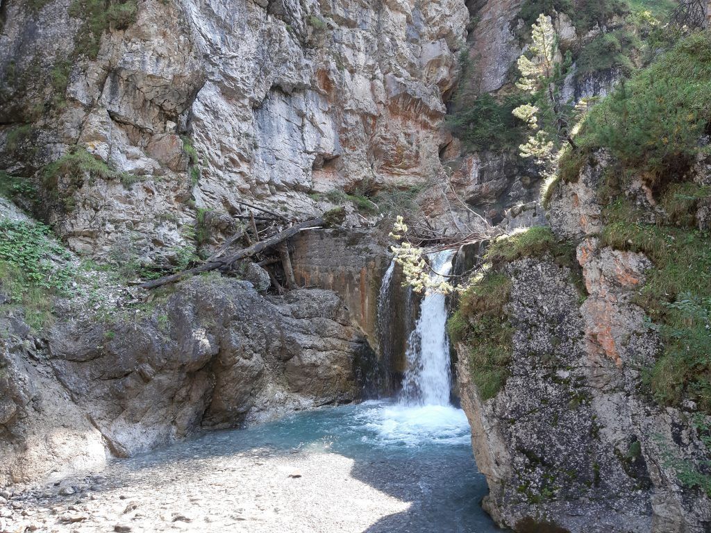 Wildfluss Samina über die Grenzen