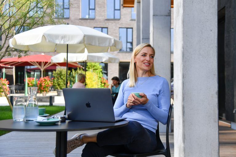 Wertvoller Austausch: Heidi Winsauer arbeitet im Coworking Campus V in Dornbirn. Den Austausch sieht sie als sehr bereichernd an. <span class="copyright">Oliver Lerch</span>