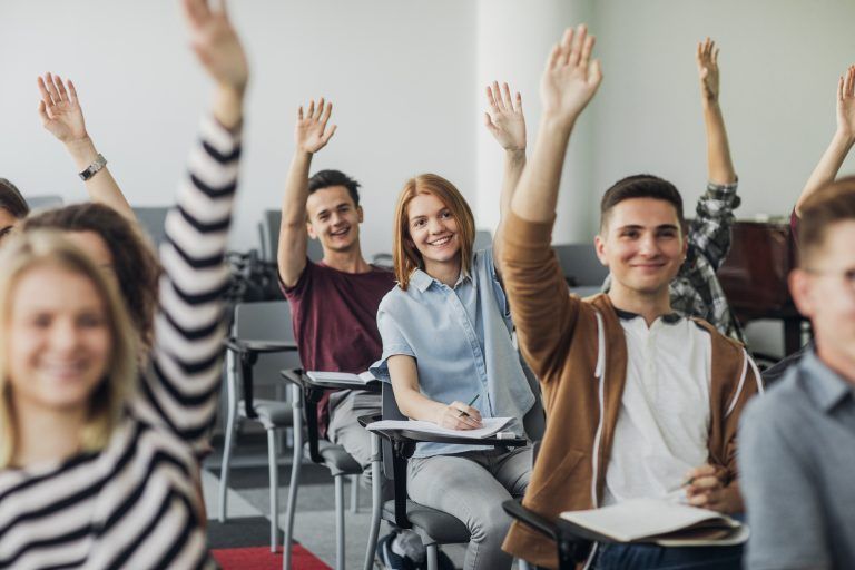 Viele Jugendliche lernen  lieber im direkten Kontakt mit den Lehrpersonen. <span class="copyright">Shutterstock</span>