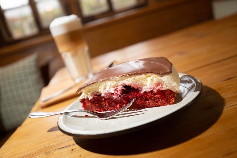 Randig-Sahnetorte mit Himbeeren. <span class="copyright">Klaus Hartinger (4)</span>