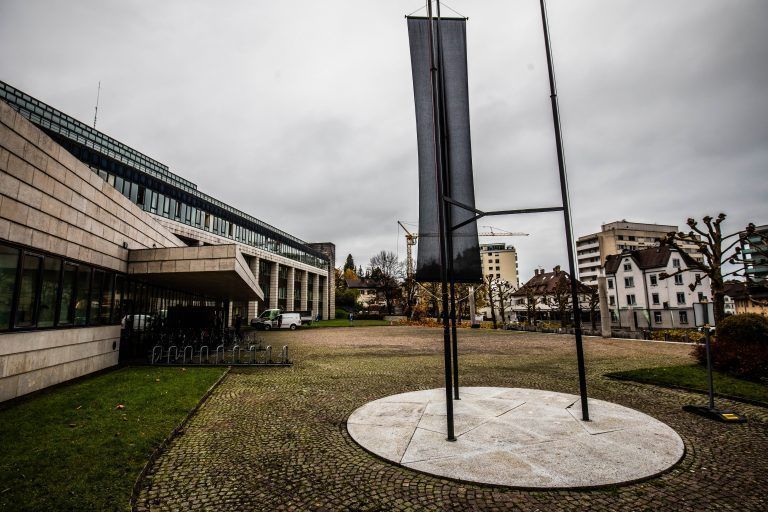 Trauerflagge vor dem Landhaus gehisst . <span class="copyright">NEUE</span>