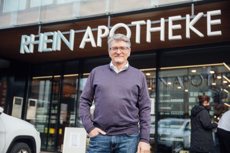 Jürgen Rehak vor seiner Apotheke in Höchst. <span class="copyright">Sams</span>