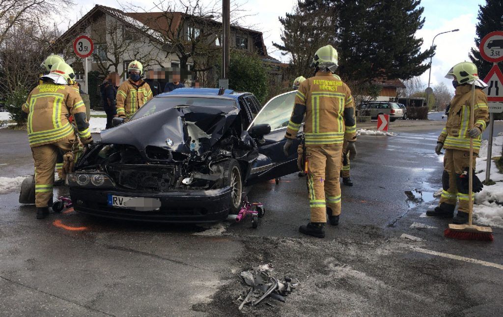 Lkw-Fahrer übersieht Pkw