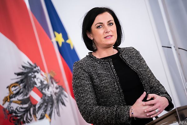 Skifahren laut Ministerin Köstinger ab Weihnachten möglich