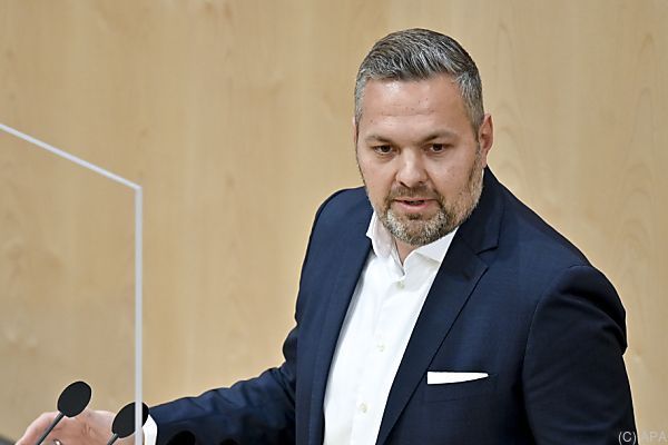 Corona: Schlagabtausch zwischen ÖVP und Blau-Pink