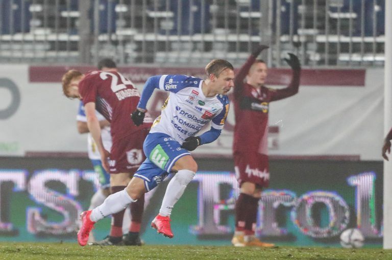 Rajko Rep (Mitte) dreht zum Torjubel ab, während es die Altacher nicht glauben wollen.<span class="copyright">apa</span>