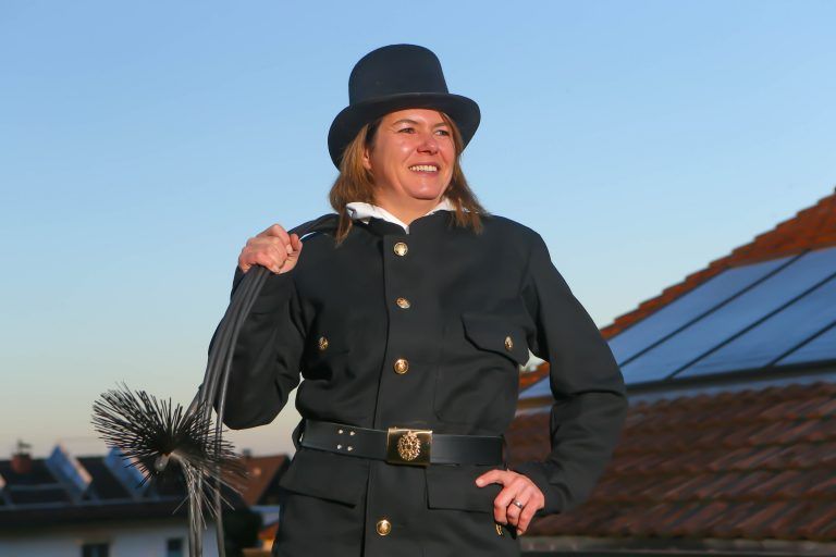 Nach einem Schicksalsschlag absolvierte die Dornbirnerin vor zwei Jahren die Ausbildung zur Kaminkehrerin.<span class="copyright"> Klaus Hartinger (3)</span>