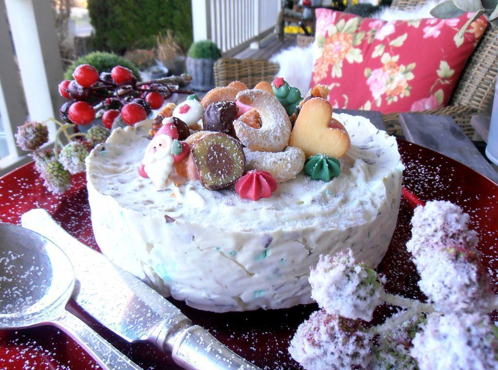 Kleine Eistorte mit Weihnachtskeksen