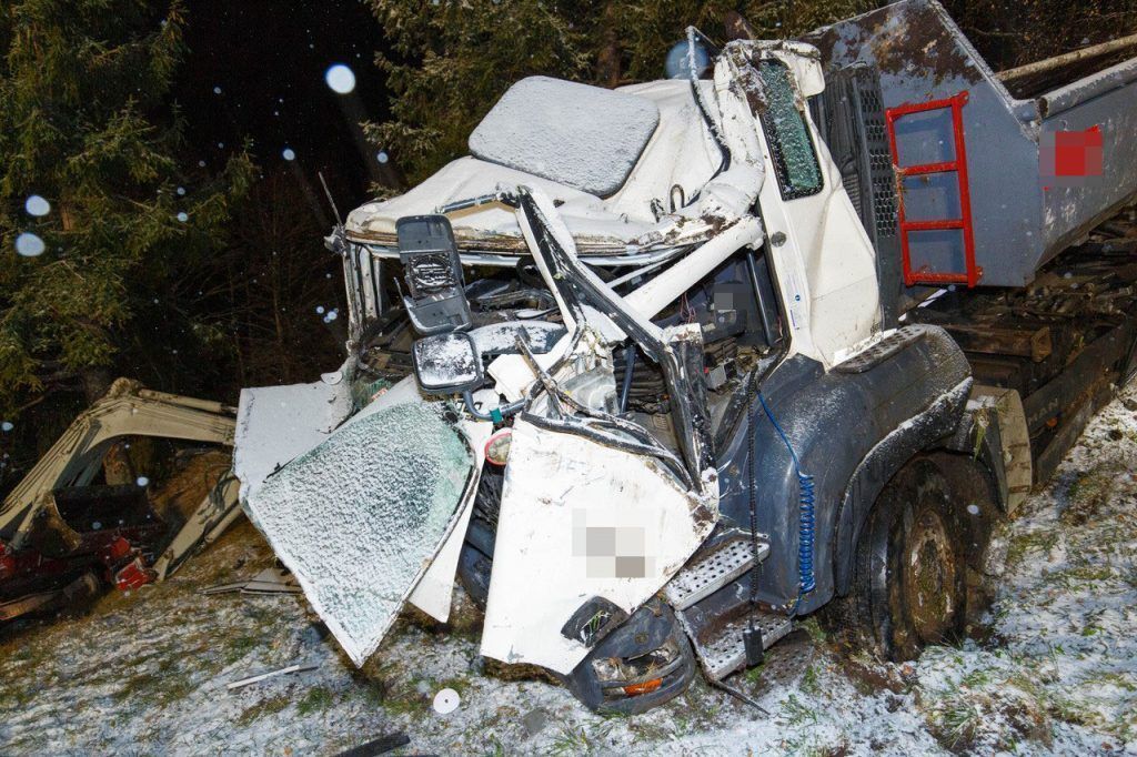 22-Jähriger stürzt 50 Meter mit Lkw ab