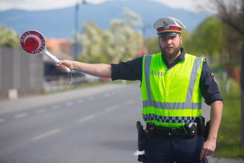 Raser flüchtet und täuscht Diebstahl vor