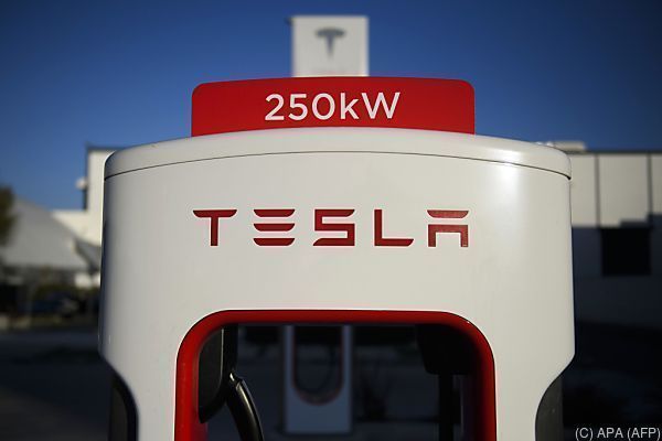 Tesla schaffte mit 721 Mio. Dollar ersten Jahresgewinn