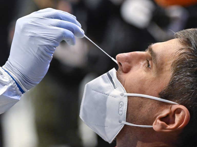 In Vorarlberg besteht nach PCR-Tests bei fünf Proben der Verdacht auf die Virus-Mutation aus Großbritannien. <span class="copyright">Symbolbild/APA/HERBERT NEUBAUER</span>