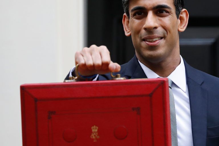 Finanzminister vor der Downing Street 11 mit der "Budget Box". <span class="copyright">Tolga AKMEN / AFP</span>