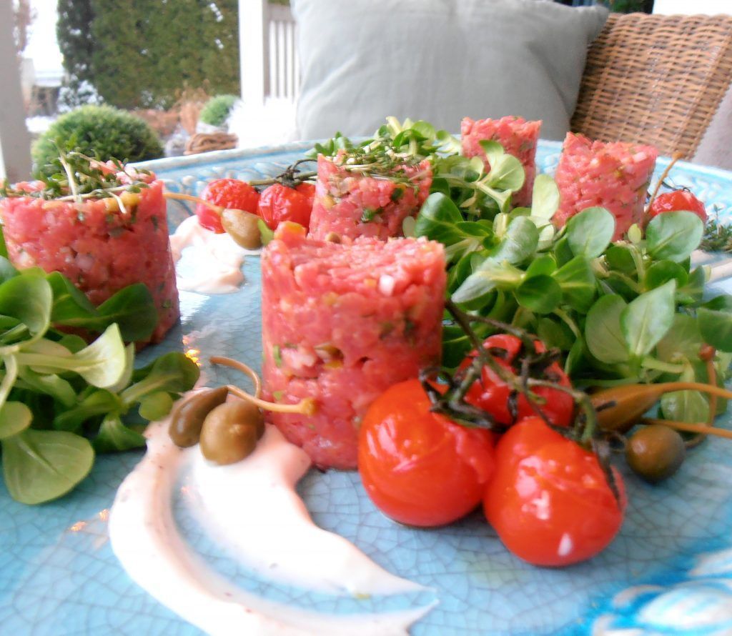 Beef Tatar mit Salat und Tomaten