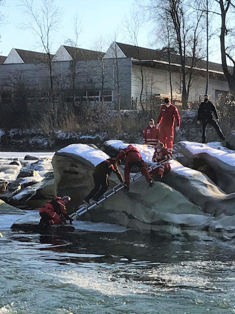 14-Jähriger bricht durch Eisdecke ins Wasser