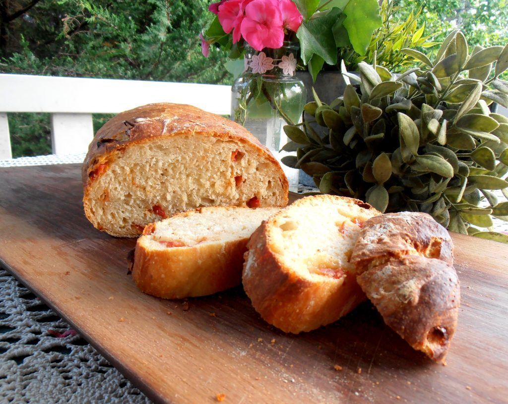 Brot mit getrockneten Tomaten