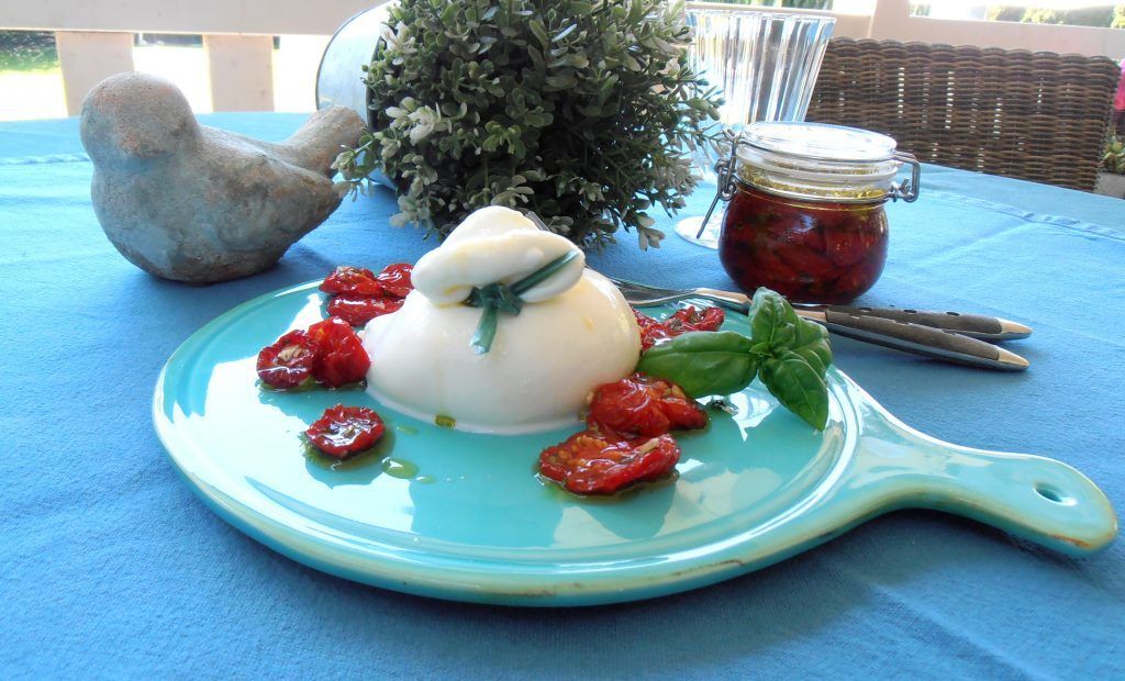 Burrata mit getrockneten Tomaten