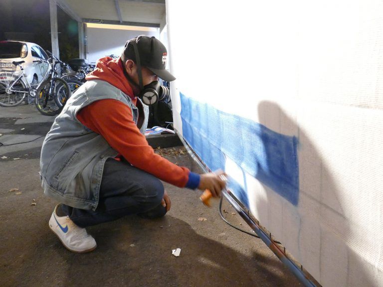 Tommy Galido sprayte den DeadBeatz ihr Logo. <span class="copyright">Jaeneke</span>