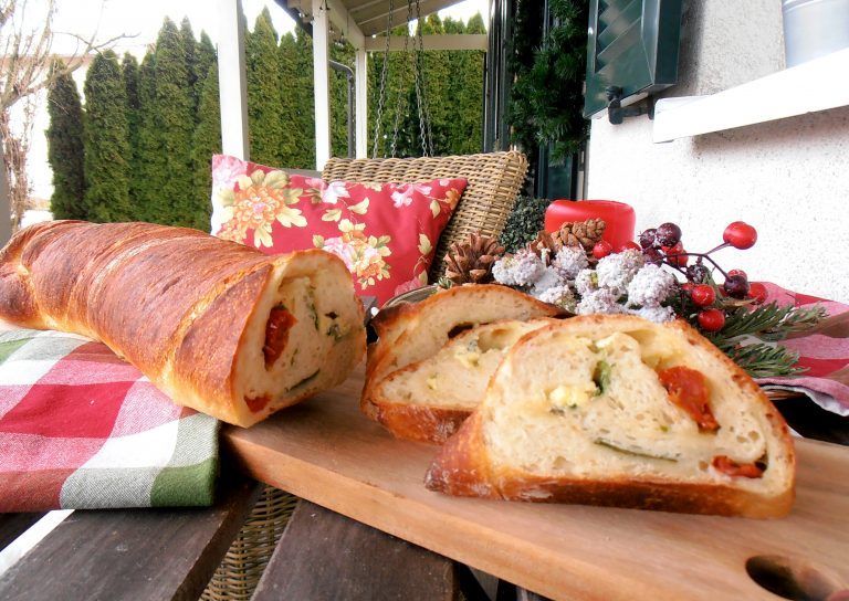 Gefülltes Brot mit Zutaten, die Sie noch im Kühlschrank finden. <span class="copyright">Hagen</span>