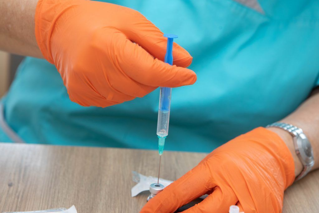 Klage: Coronainfektion wegen Arbeitskollegin