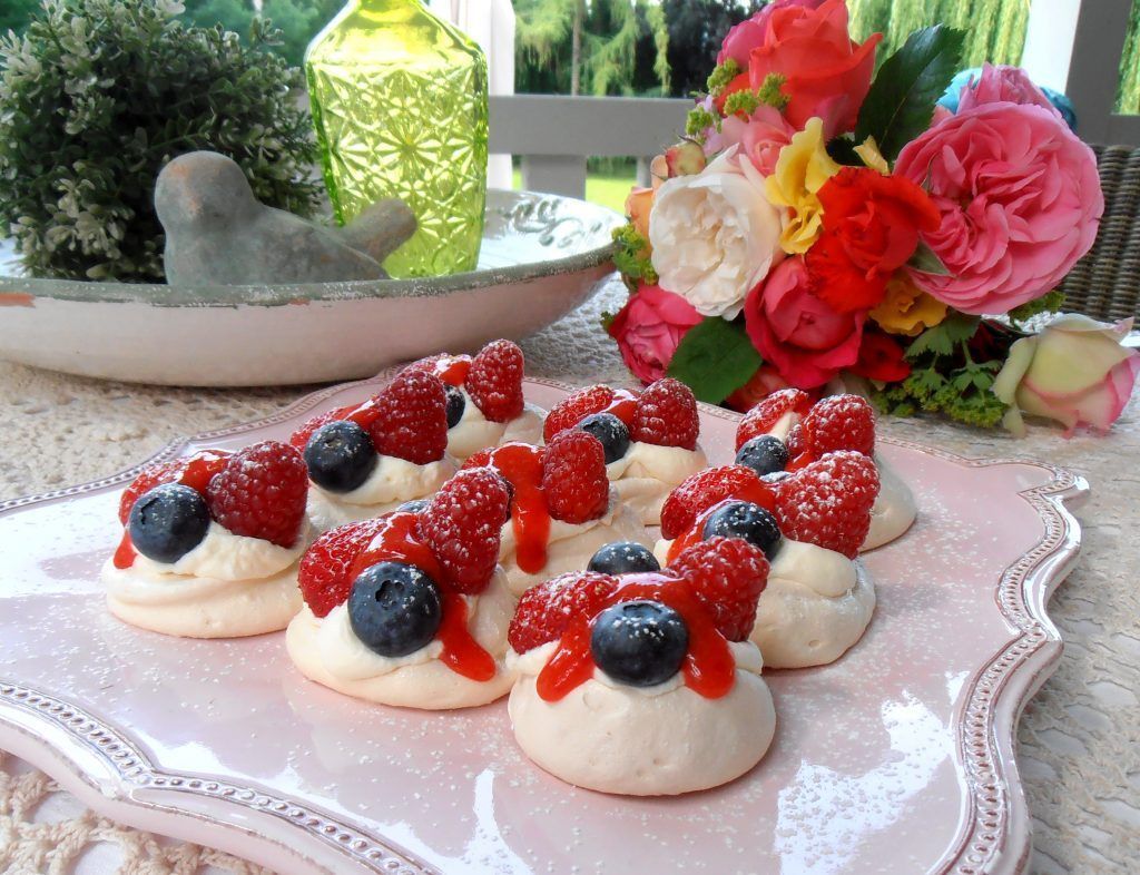 Mini-Pavlova mit frischen Beeren