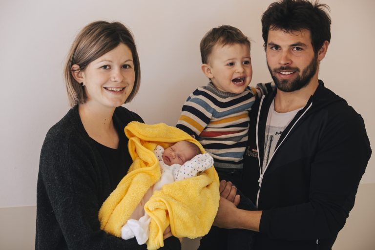 Mutter Katharina, Vater Pirmin und Bruder Pius freuen sich über ihr Neujahsglück Martha. <span class="copyright">Mathis Fotografie GmbH</span>